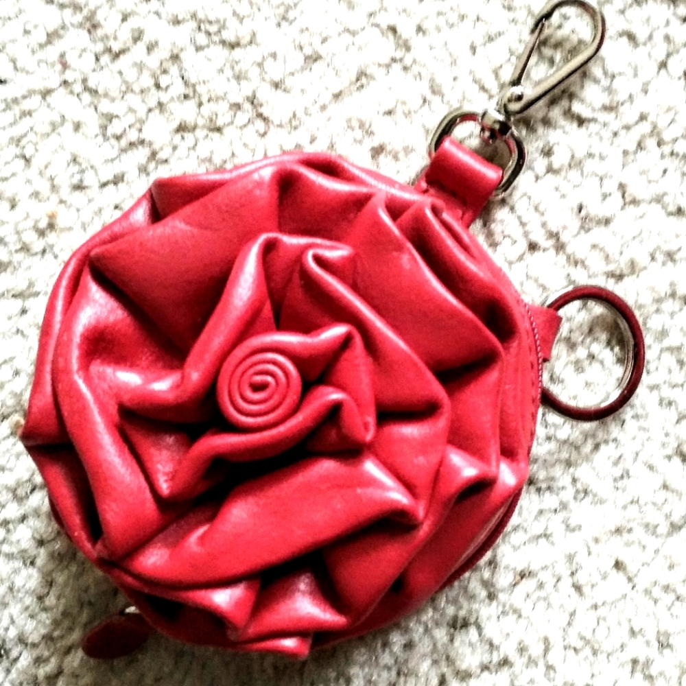 COIN, KEY PURSE, ZIP CLOSURE ATTACHABLE TO BELT, PURSE OR ANYTHING . 3.5" X 2"